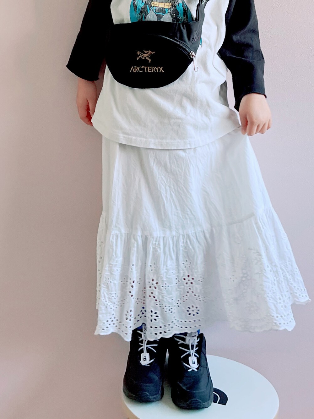 ホワイト系のTシャツ/カットソー、ホワイト系のスカート、ブラック系のスニーカーを着用したキッズの春コーディネートの3枚目の写真