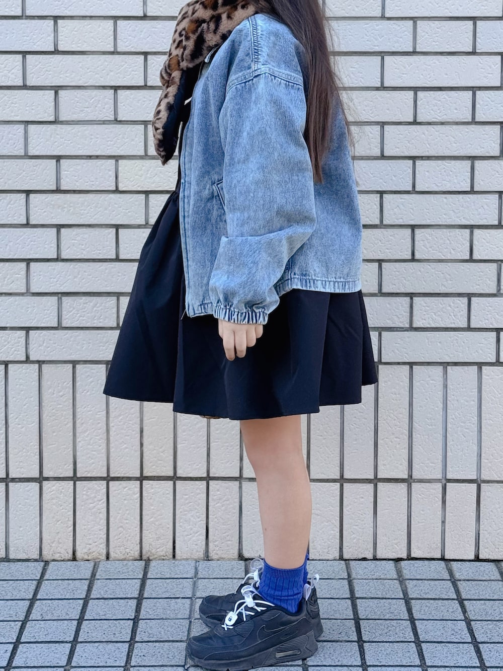 「真冬のあったかスタイル、ワンピース、マフラーぐるぐる、お出かけコーデ、かごバッグ、デニム、デニムジャケット、スニーカー、厚底シューズ、カラーソックス、シンプルコーデ、プチプラ、ベレー帽、レザー、ファー」｜「H&Mのアイテム（ハンチング/ベレー帽、ブラック系）」を使った、sui_mmyさん（キッズ・129cm）の冬コーディネートの2枚目の写真