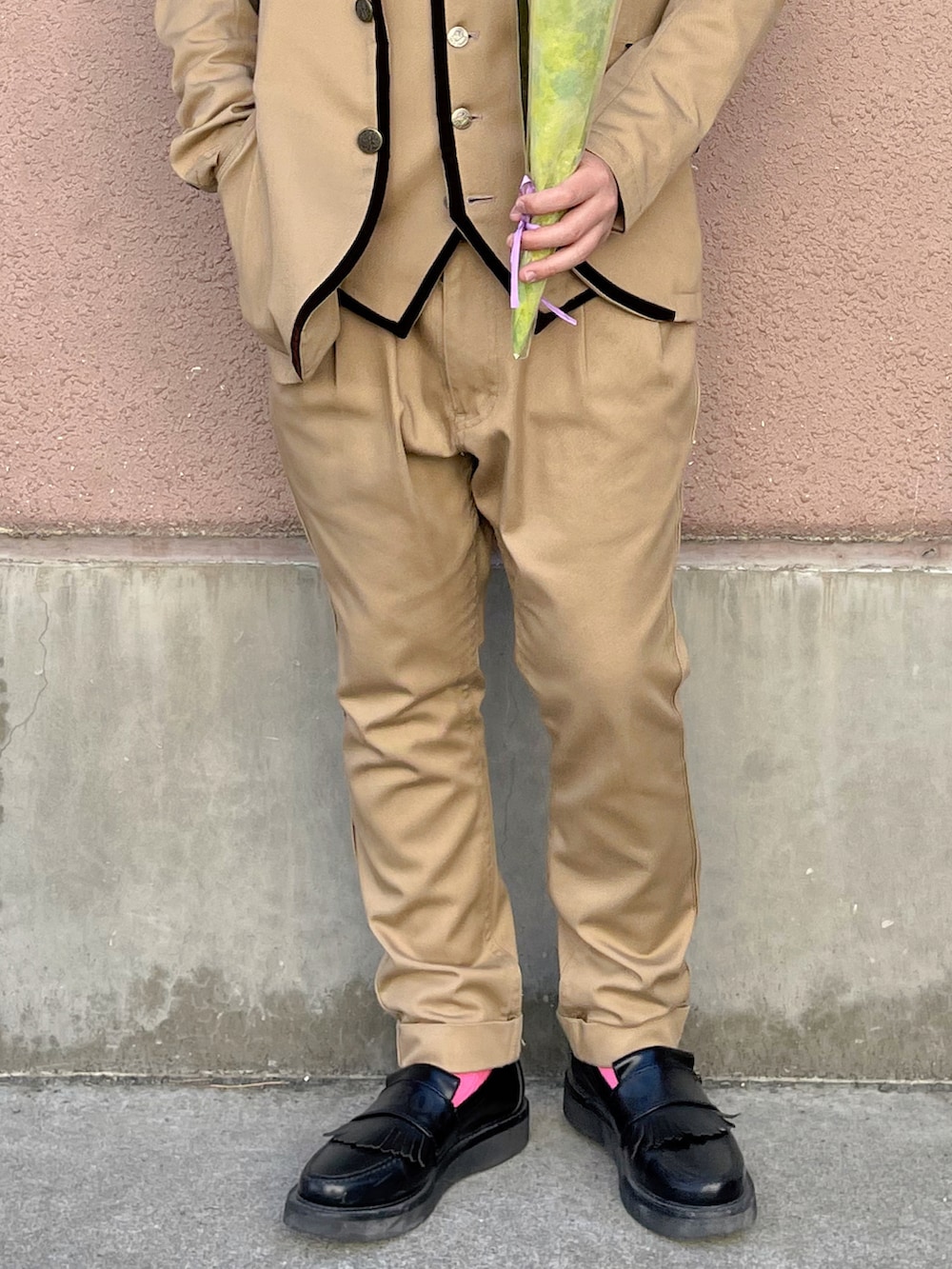 グリーン系の蝶ネクタイ、ベージュ系のスーツセット、ホワイト系のシャツ/ブラウスを着用したキッズの春コーディネートの3枚目の写真