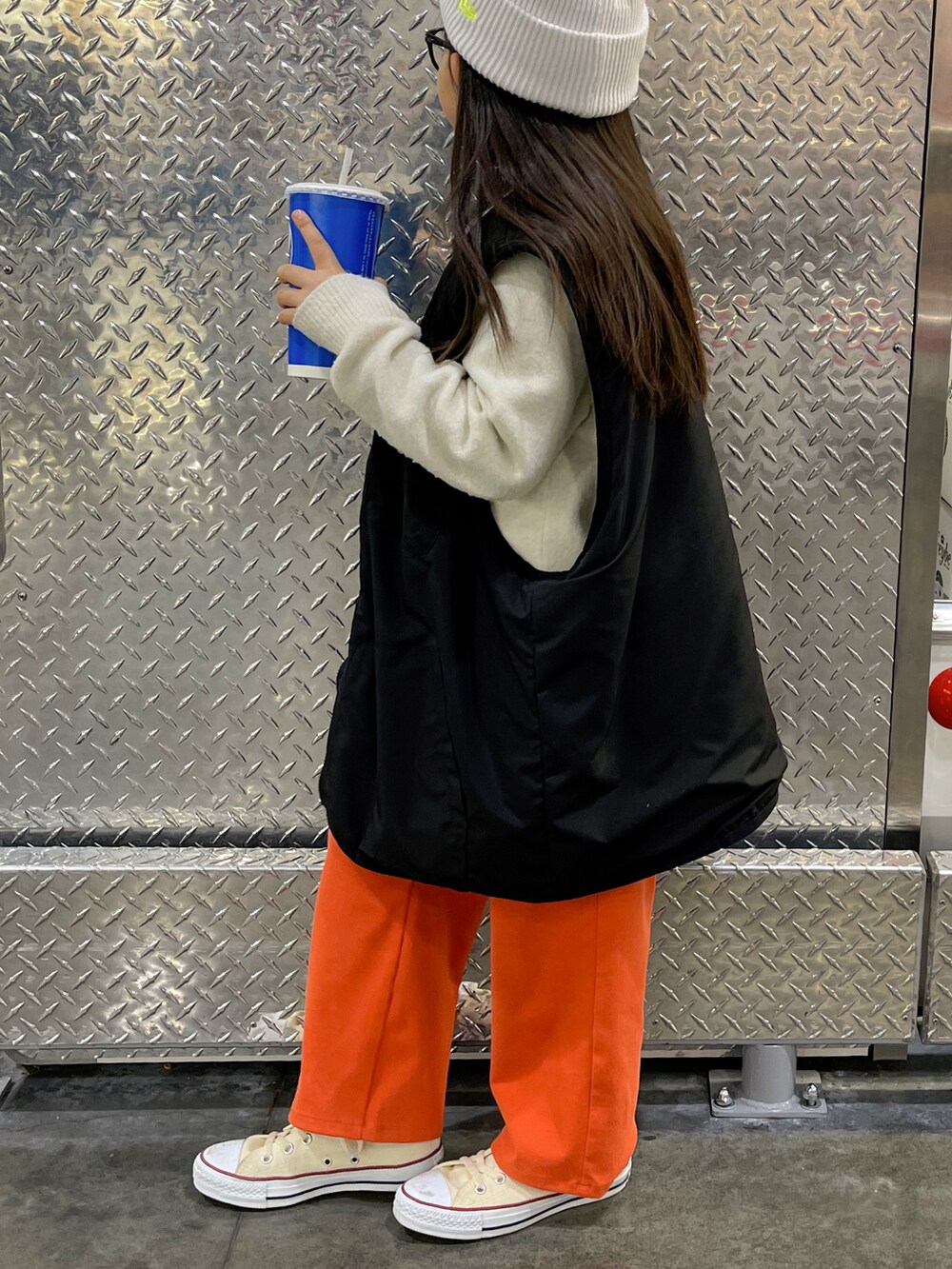 「休日コーデ、カジュアルコーデ、シンプルコーデ、ニット帽、ニット、ベスト、カラーパンツ、スウェットパンツ、コンバース、スニーカー、めがね、プチプラ」｜「BEAMS GOLFのアイテム（ニットキャップ/ビーニー、ホワイト系）」を使った、sui_mmyさん（キッズ・120cm）の冬コーディネートの2枚目の写真