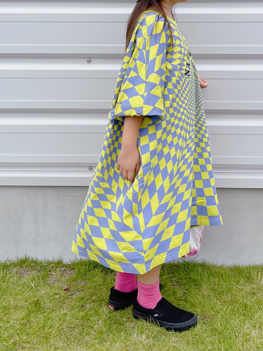 イエロー系のTシャツ/カットソー、ピンク系のトートバッグ、ブラック系のスリッポンを着用したキッズの夏コーディネートの2枚目の写真