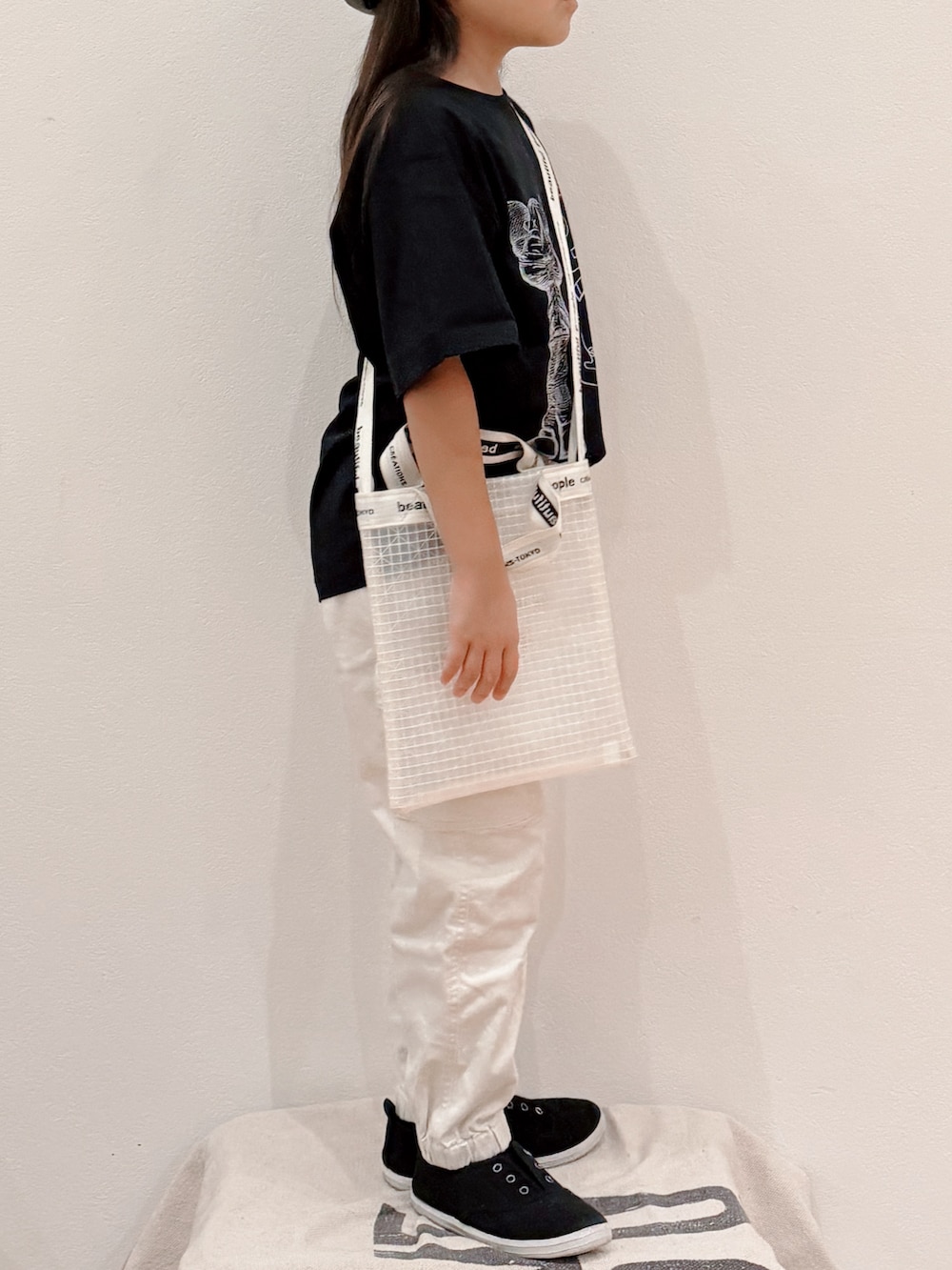 ブラック系のTシャツ/カットソー、ホワイト系のカーゴパンツ、ブラック系のスニーカーを着用したキッズの夏コーディネートの3枚目の写真