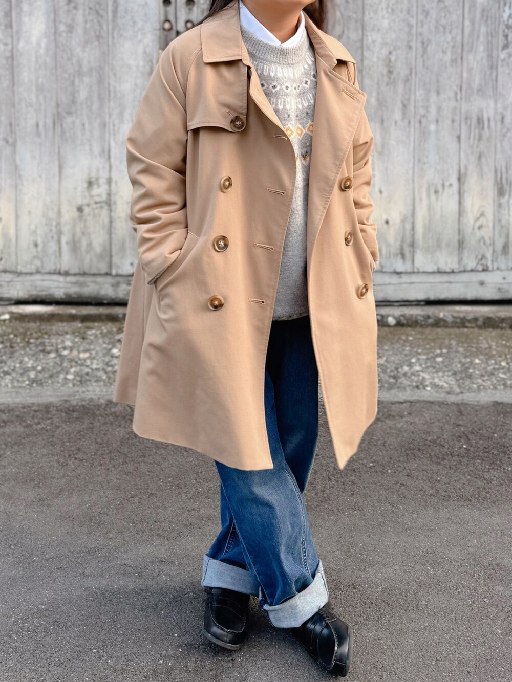 「休日スタイル、キャップ、ニット、セーター、ノルディック柄、トレンチコート、デニム、デニムパンツ、ローファー、めがね、きれいめカジュアル、カジュアルコーデ、シンプルコーデ」｜「BEAMSminiのアイテム（キャップ、ブルー系）」を使った、sui_mmyさん（キッズ・125cm）の秋コーディネートの2枚目の写真