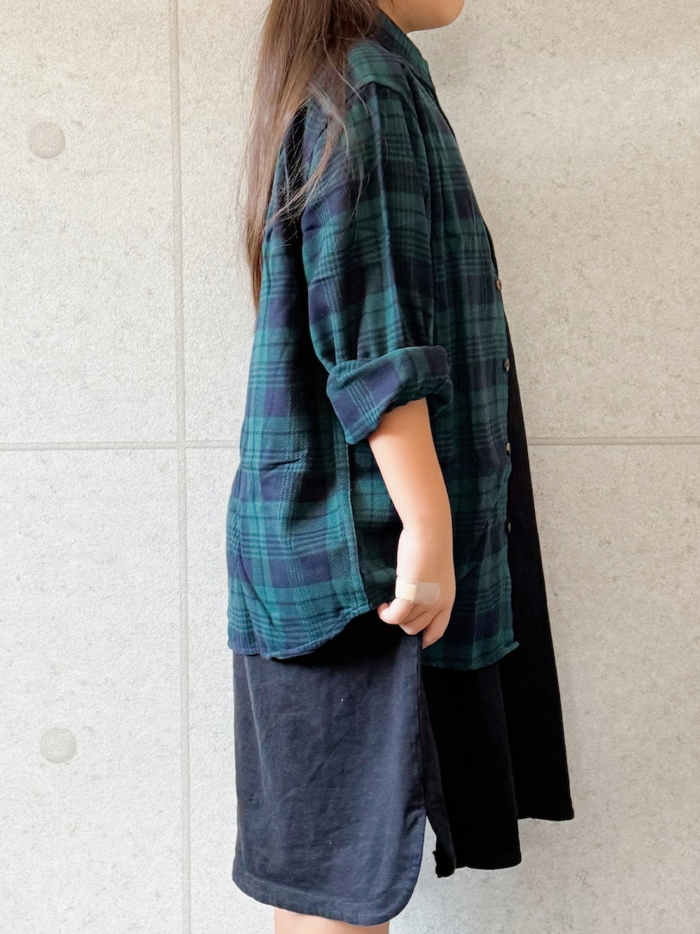 グリーン系のシャツ/ブラウス、ブラック系のワンピース、ブラック系のローファーを着用したキッズの秋コーディネートの2枚目の写真