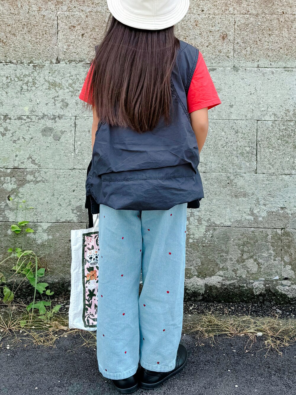 「秋コーデ、お出かけコーデ、デニム、デニムパンツ、ベスト、レイヤードスタイル、トートバッグ、めがね、韓国子供服、休日スタイル」｜「Bricoluerのアイテム（ハット、ホワイト系）」を使った、sui_mmyさん（キッズ・125cm）の秋コーディネートの3枚目の写真