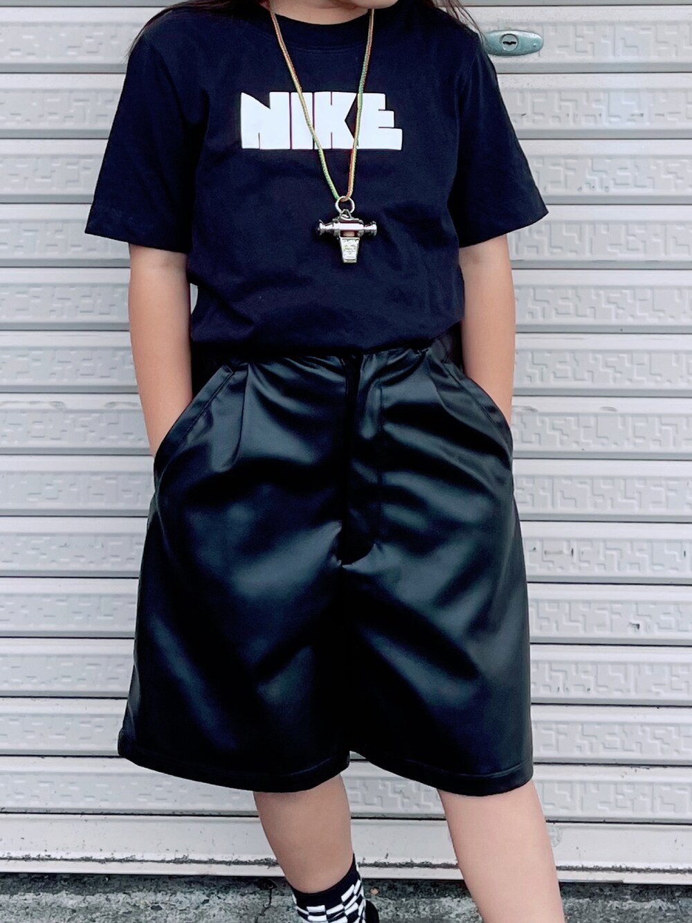 「ハーフパンツ、ショートパンツ、カジュアル、夏コーデ、モノトーン、Tシャツ、レザー、チェック、スリッポン、休日スタイル、プチプラ、キャップ、タイダイ柄、ストリート」｜「Supreme のアイテム（キャップ、その他）」を使った、sui_mmyさん（キッズ・110cm）の夏コーディネートの2枚目の写真
