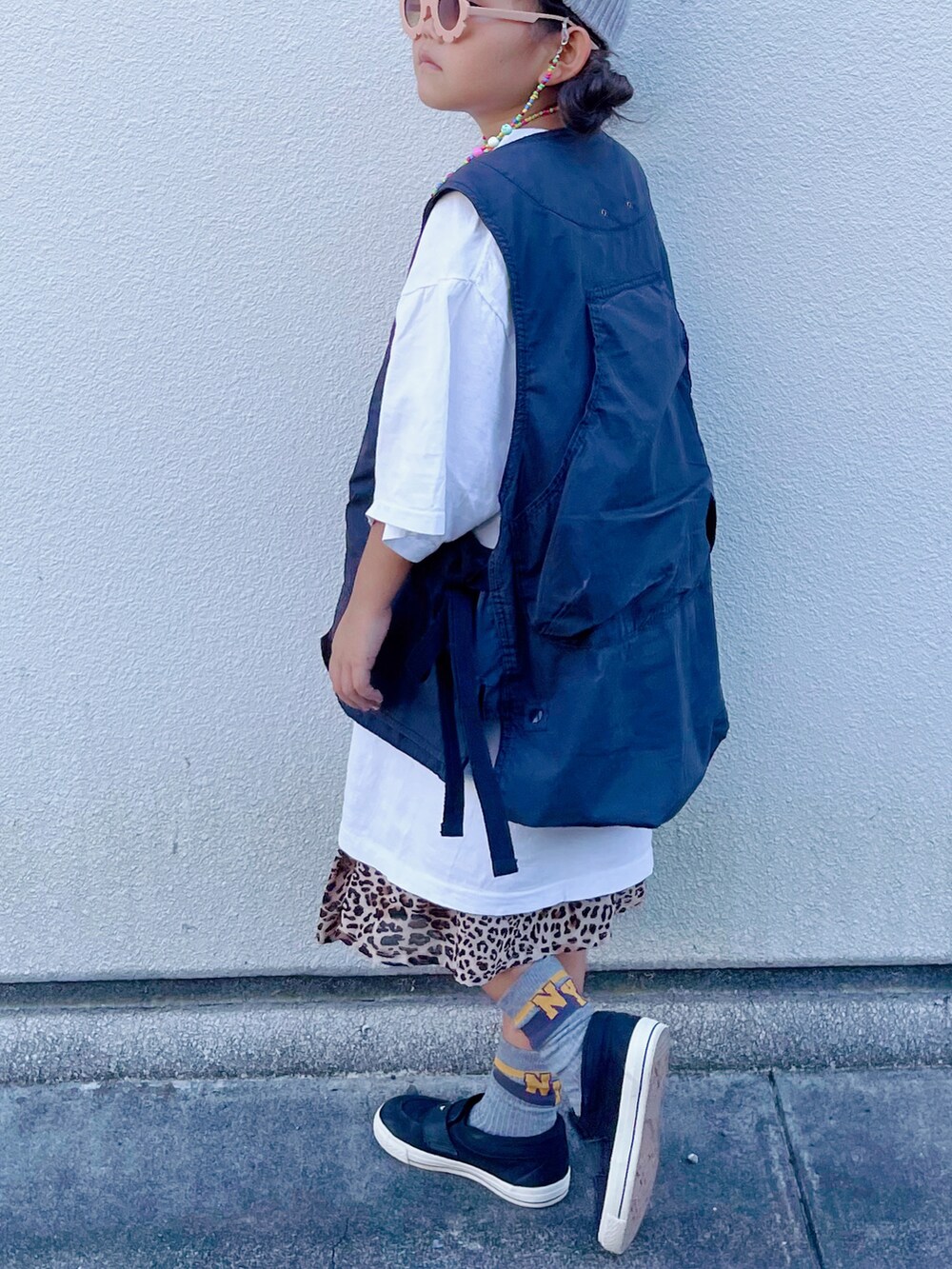 「秋服まるっと大公開、ニット帽、サングラス、ベスト、白Tシャツ、ビッグシルエット、ミッキー、スカート、レオパード、スリッポン、休日スタイル、カジュアルコーデ、アウトドアスタイル、お出かけコーデ、古着MIX」｜「H&Mのアイテム（ニットキャップ/ビーニー、グレー系）」を使った、sui_mmyさん（キッズ・120cm）の秋コーディネートの3枚目の写真