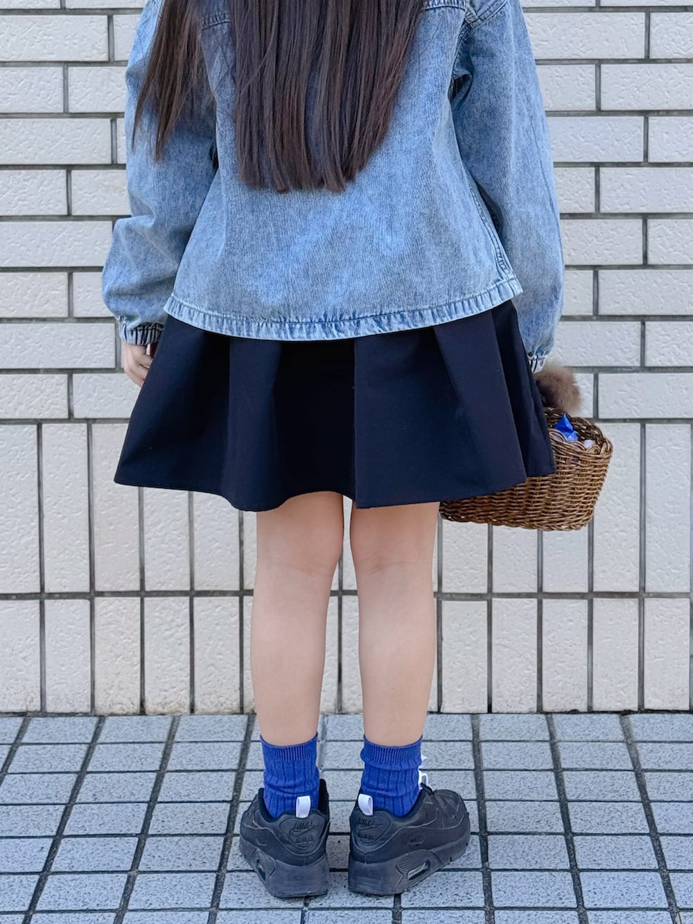 「真冬のあったかスタイル、ワンピース、マフラーぐるぐる、お出かけコーデ、かごバッグ、デニム、デニムジャケット、スニーカー、厚底シューズ、カラーソックス、シンプルコーデ、プチプラ、ベレー帽、レザー、ファー」｜「H&Mのアイテム（ハンチング/ベレー帽、ブラック系）」を使った、sui_mmyさん（キッズ・129cm）の冬コーディネートの3枚目の写真