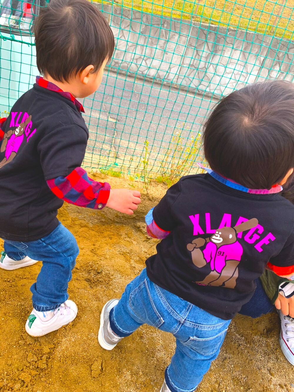 ブルー系のデニムパンツ、ブラック系のTシャツ/カットソー、レッド系のシャツ/ブラウスを着用したキッズの秋コーディネートの2枚目の写真