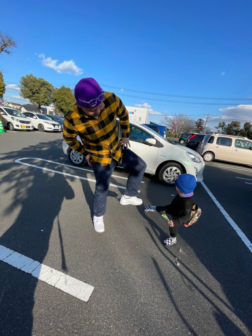 ブラック系のパンツ、パープル系のニット/セーター、ブルー系のニットキャップ/ビーニーを着用したキッズの秋コーディネートの2枚目の写真