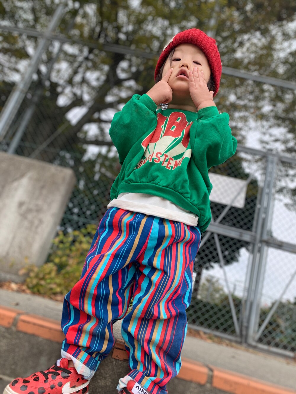 グリーン系のTシャツ/カットソー、ブルー系のパンツを着用したキッズの秋コーディネートの2枚目の写真