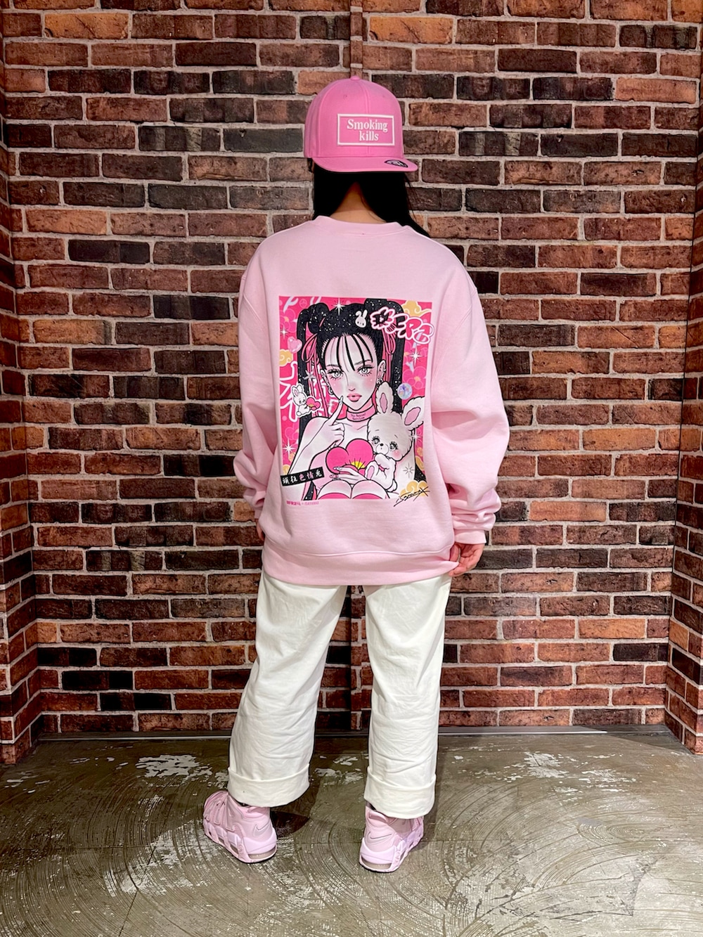 ピンク系のスニーカー、ピンク系のスウェット、ピンク系のキャップを着用したレディースの春コーディネートの2枚目の写真