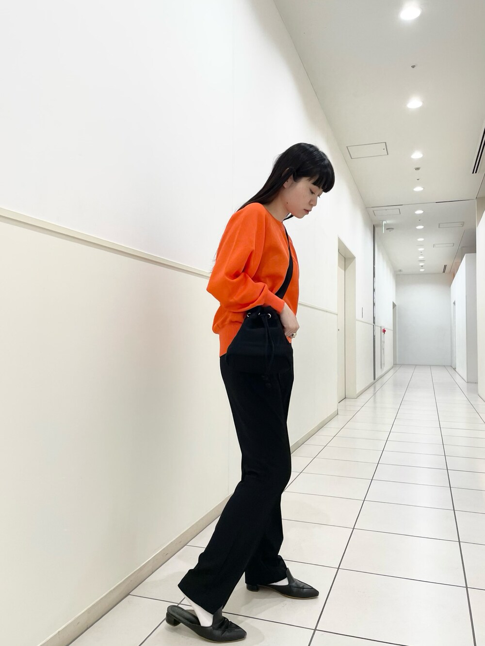 「ショルダーバッグ、オレンジ、休日コーデ、春、春ニット、春コーデ、ミニバッグ、オレンジニット、キレイめパンツ、シアートップス」｜「DROIT BELLOのDROIT BELLO（ドロイトベロ）カラーニットプルオーバー（ニット/セーター、オレンジ系）」を使った、ISAさん（レディース・160cm）の春コーディネートの2枚目の写真