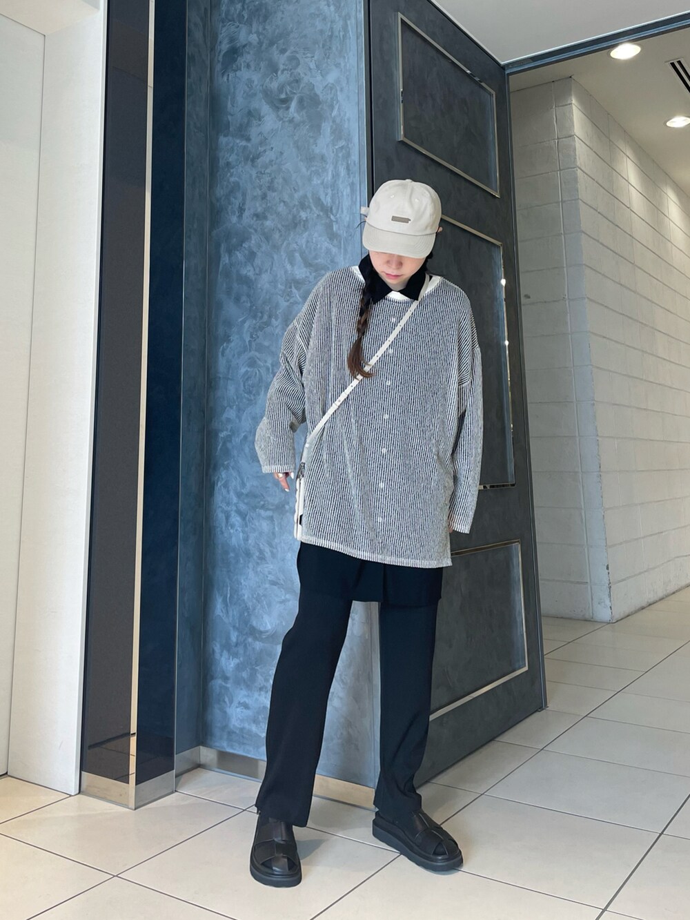 「ストライプ、モノトーン、休日スタイル、大人コーデ、春コーデ、シャツスタイル、ゆるコーデ、おでかけコーデ、プリーツパンツ、オトナカジュアル」｜「DROIT BELLOのDROIT BELLO（ドロイトベロ）ウエストベルトシャツ（シャツ/ブラウス、ブラック系）」を使った、ISAさん（レディース・160cm）の春コーディネートの2枚目の写真