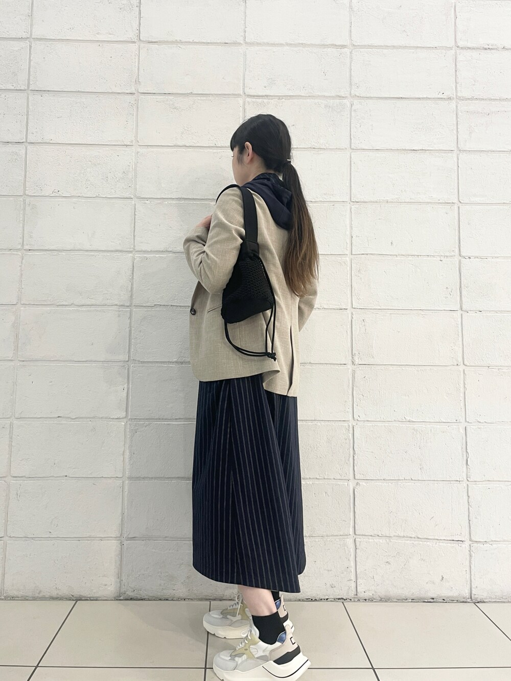 「大人コーデ、カジュアル、大人かわいい、春コーデ、30代コーデ、オトナカジュアル、ワンピーススタイル、スニーカー女子、ニットバッグ、ミニバッグ、ポーチ、かごバッグ、白スニーカー、ジャケットスタイル、きれいめカジュアル」｜「KNiiのKNii(ニー) THE POUCH（ショルダーバッグ、ブラック系）」を使った、ISAさん（レディース・160cm）の春コーディネートの5枚目の写真
