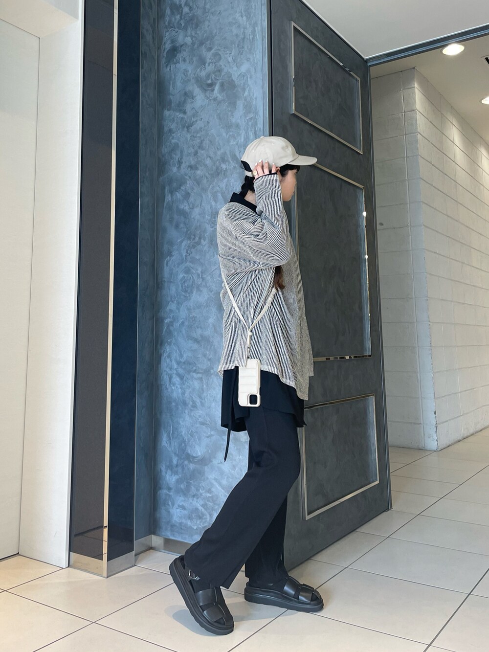 「ストライプ、モノトーン、休日スタイル、大人コーデ、春コーデ、シャツスタイル、ゆるコーデ、おでかけコーデ、プリーツパンツ、オトナカジュアル」｜「DROIT BELLOのDROIT BELLO（ドロイトベロ）ウエストベルトシャツ（シャツ/ブラウス、ブラック系）」を使った、ISAさん（レディース・160cm）の春コーディネートの4枚目の写真