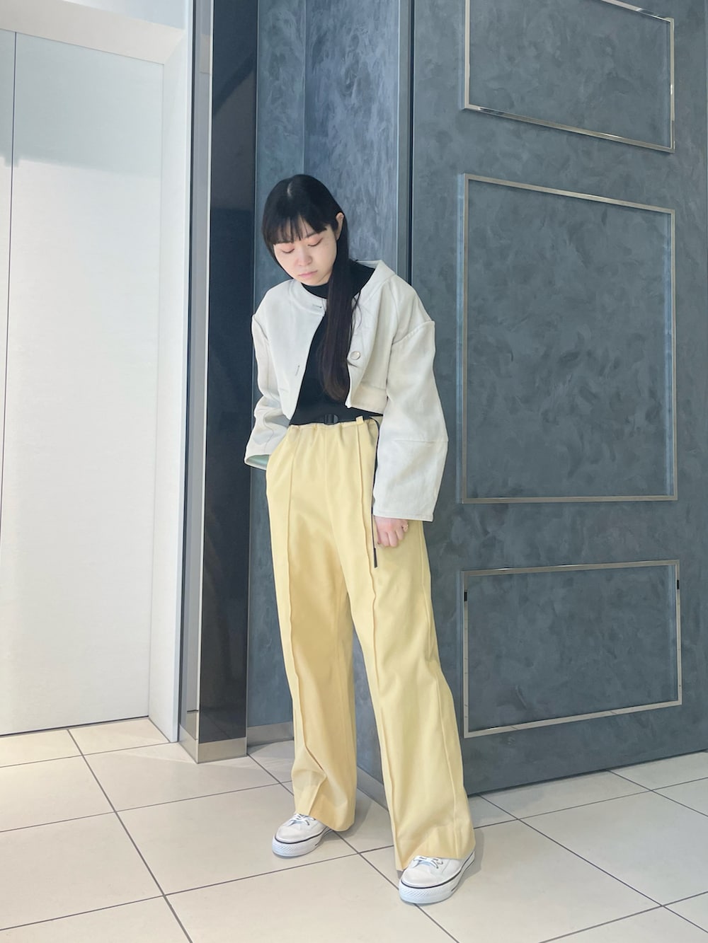 「春、オトナカジュアル、春服、オトナ女子、きれいめカジュアル、モード、春カラー、イエロー、ハイカットスニーカー、スニーカー、白スニーカー、スニーカーコーデ、レザースニーカー、B2nd、スニーカー女子」｜「ASHのASH (アッシュ）別注VIRGIN WHITE×WHITE（スニーカー、ホワイト系）」を使った、ISAさん（レディース・160cm）の春コーディネートの2枚目の写真