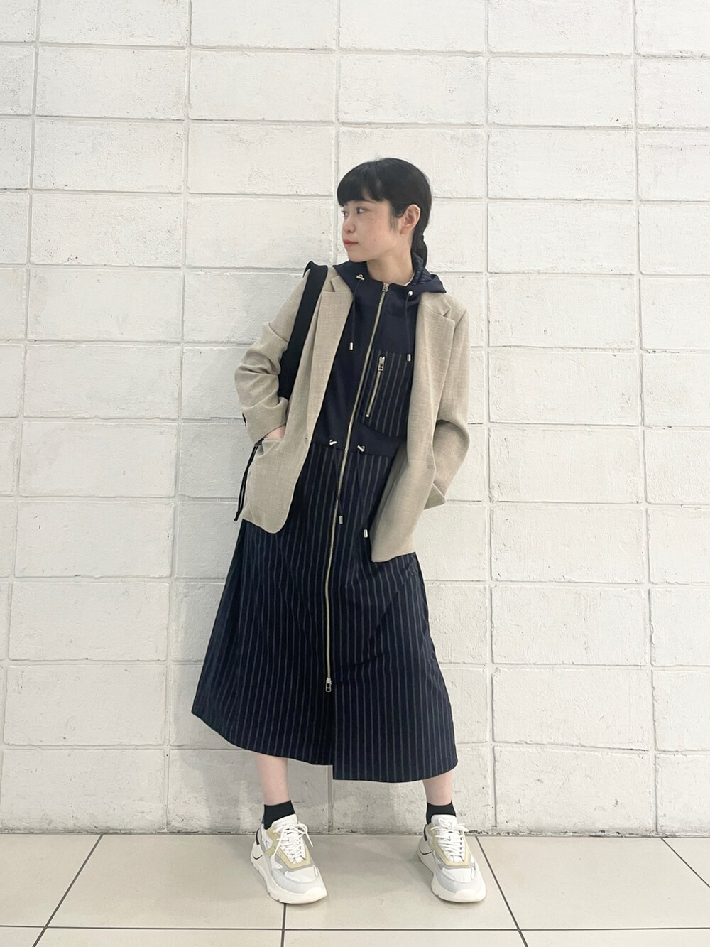「大人コーデ、カジュアル、大人かわいい、春コーデ、30代コーデ、オトナカジュアル、ワンピーススタイル、スニーカー女子、ニットバッグ、ミニバッグ、ポーチ、かごバッグ、白スニーカー、ジャケットスタイル、きれいめカジュアル」｜「KNiiのKNii(ニー) THE POUCH（ショルダーバッグ、ブラック系）」を使った、ISAさん（レディース・160cm）の春コーディネートの4枚目の写真