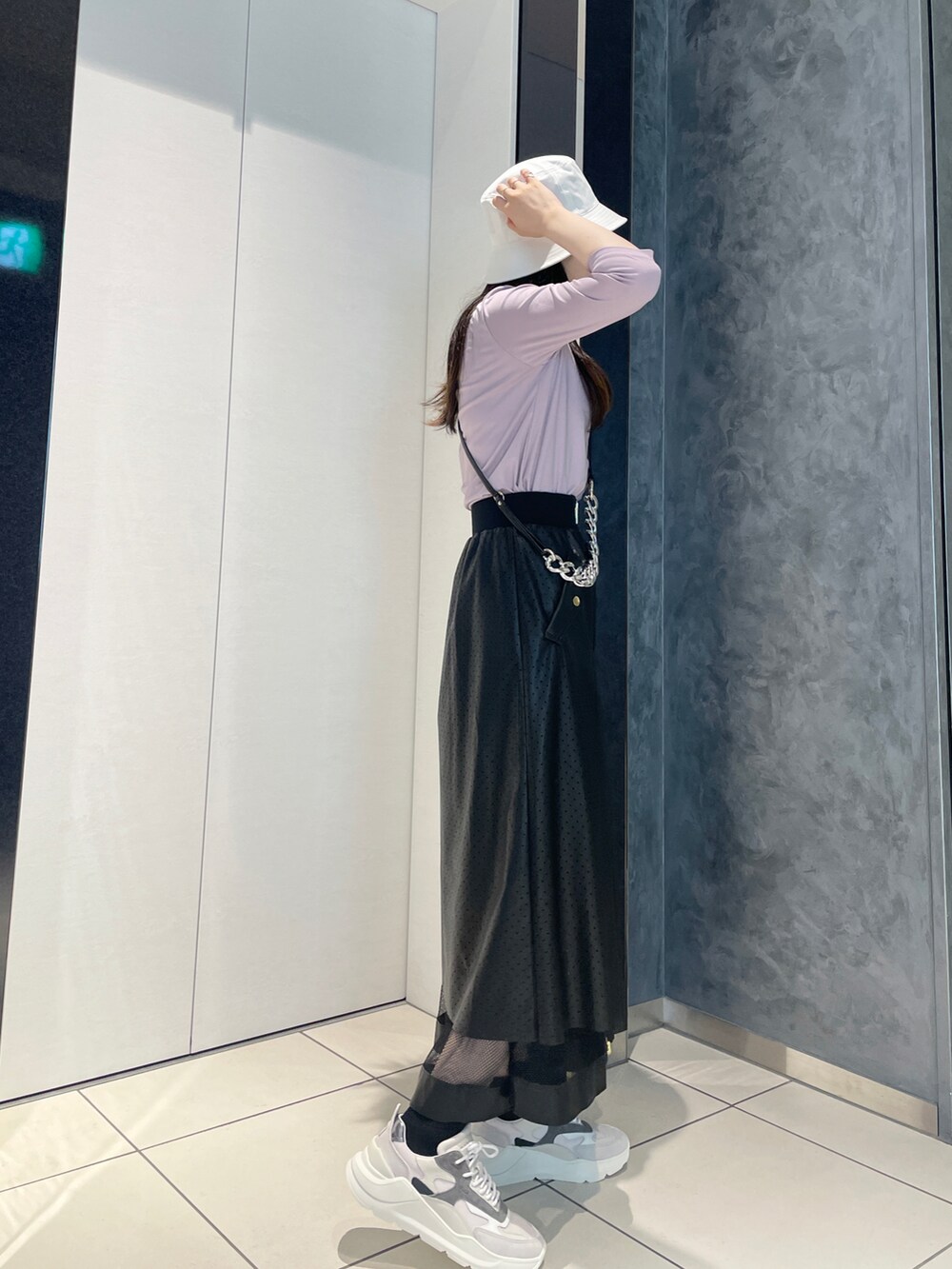 ピンク系のTシャツ/カットソー、グレー系のスニーカーを着用したレディースの夏コーディネートの4枚目の写真
