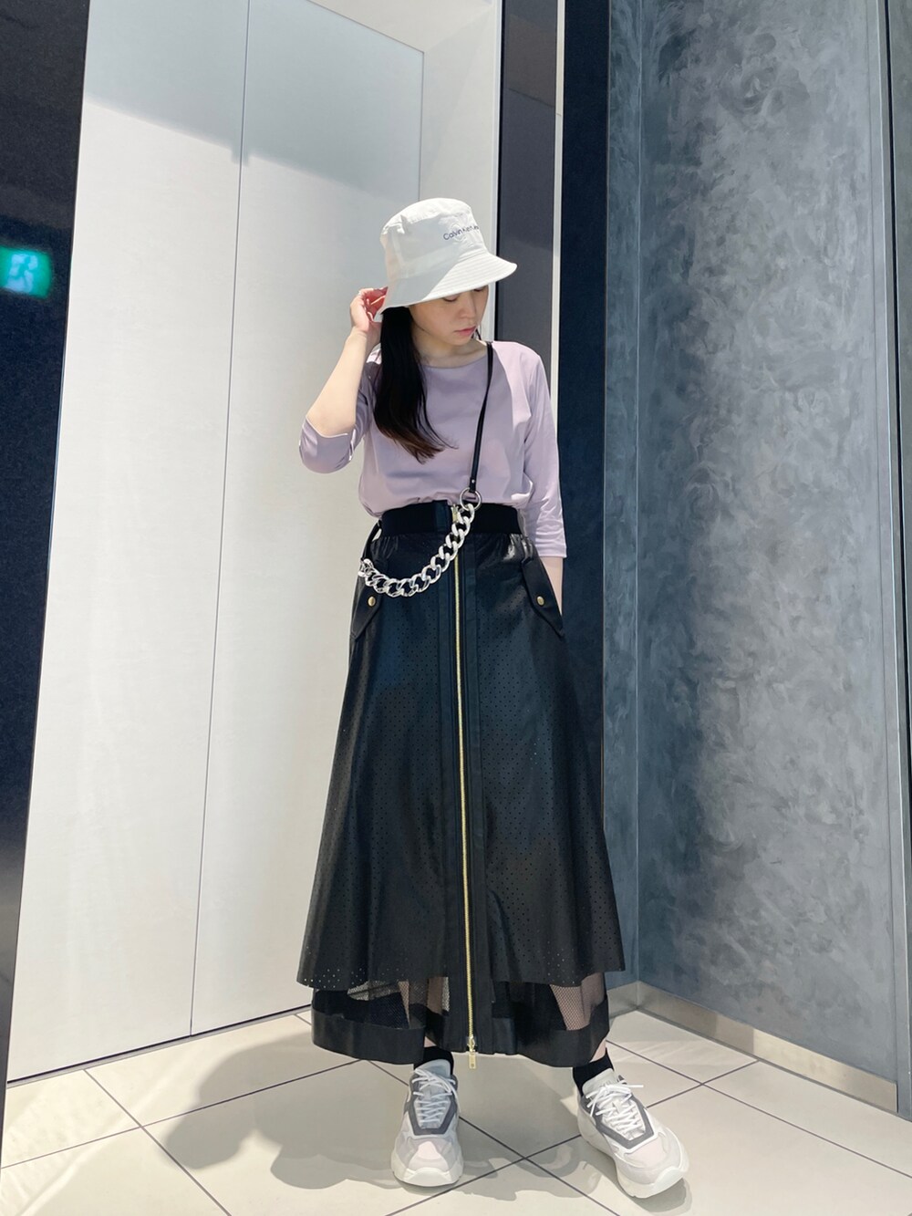 ピンク系のTシャツ/カットソー、グレー系のスニーカーを着用したレディースの夏コーディネートの3枚目の写真