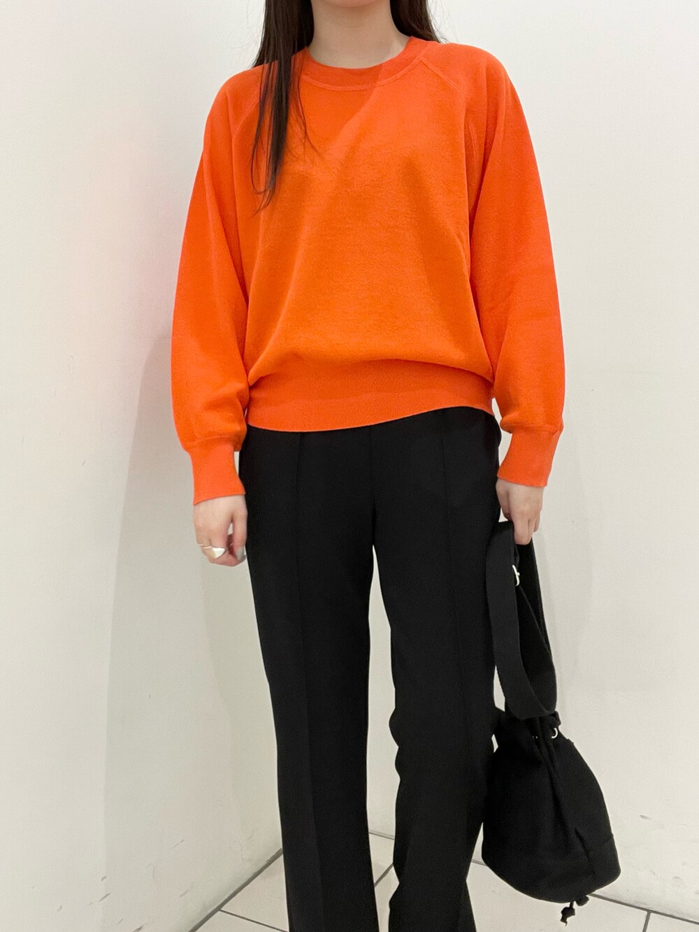 「ショルダーバッグ、オレンジ、休日コーデ、春、春ニット、春コーデ、ミニバッグ、オレンジニット、キレイめパンツ、シアートップス」｜「DROIT BELLOのDROIT BELLO（ドロイトベロ）カラーニットプルオーバー（ニット/セーター、オレンジ系）」を使った、ISAさん（レディース・160cm）の春コーディネートの4枚目の写真