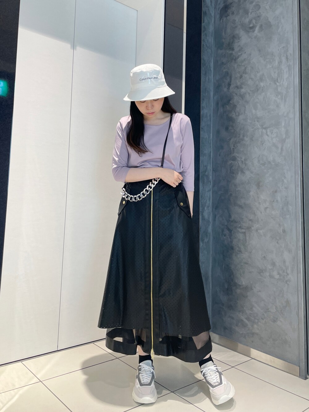 ピンク系のTシャツ/カットソー、グレー系のスニーカーを着用したレディースの夏コーディネートの2枚目の写真