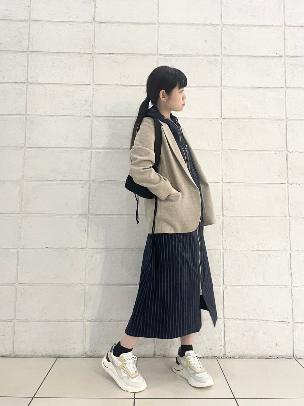 「大人コーデ、カジュアル、大人かわいい、春コーデ、30代コーデ、オトナカジュアル、ワンピーススタイル、スニーカー女子、ニットバッグ、ミニバッグ、ポーチ、かごバッグ、白スニーカー、ジャケットスタイル、きれいめカジュアル」｜「KNiiのKNii(ニー) THE POUCH（ショルダーバッグ、ブラック系）」を使った、ISAさん（レディース・160cm）の春コーディネートの3枚目の写真