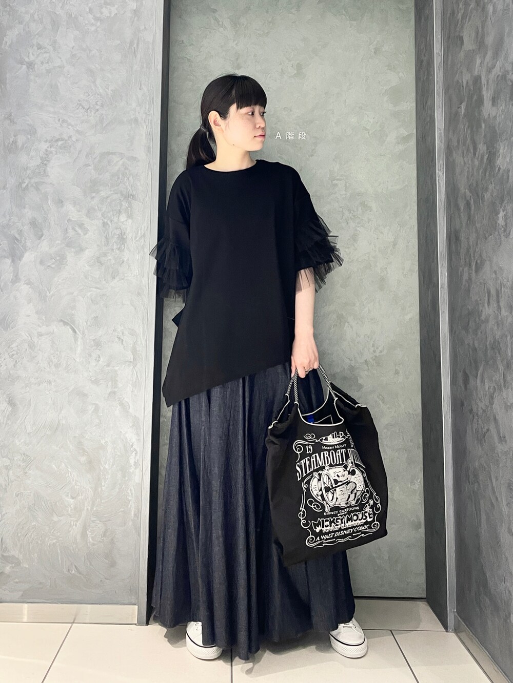 AULA AILA（アウラ アイラ）別注チュールフリルスリーブTシャツを使っ