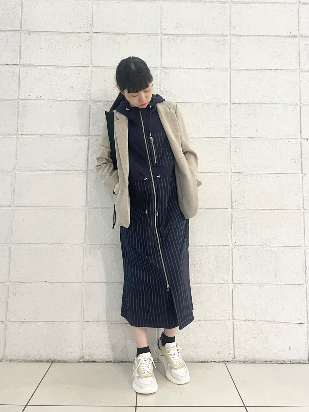 「大人コーデ、カジュアル、大人かわいい、春コーデ、30代コーデ、オトナカジュアル、ワンピーススタイル、スニーカー女子、ニットバッグ、ミニバッグ、ポーチ、かごバッグ、白スニーカー、ジャケットスタイル、きれいめカジュアル」｜「KNiiのKNii(ニー) THE POUCH（ショルダーバッグ、ブラック系）」を使った、ISAさん（レディース・160cm）の春コーディネートの2枚目の写真
