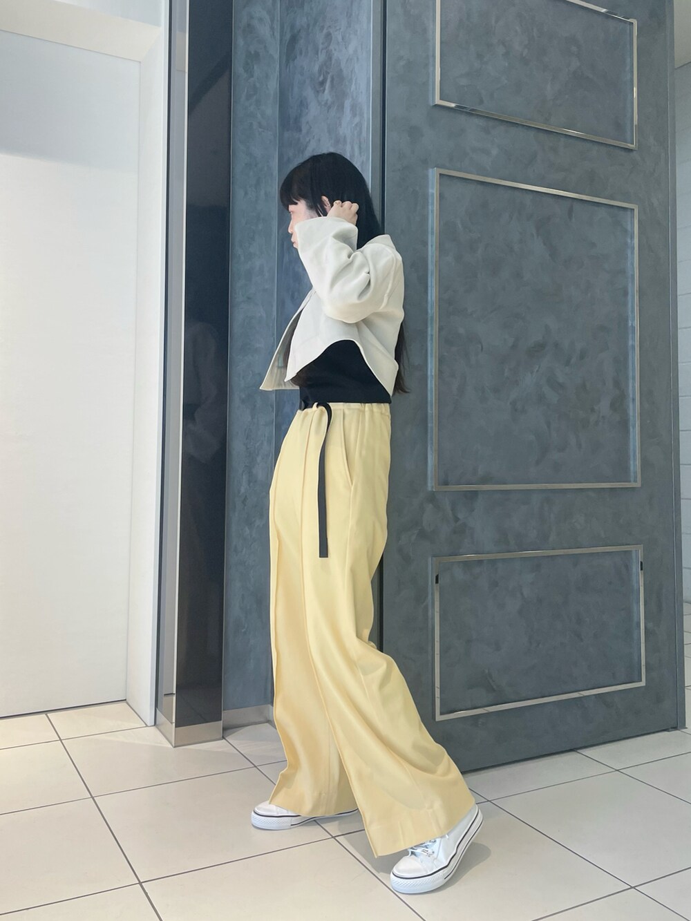 「春、オトナカジュアル、春服、オトナ女子、きれいめカジュアル、モード、春カラー、イエロー、ハイカットスニーカー、スニーカー、白スニーカー、スニーカーコーデ、レザースニーカー、B2nd、スニーカー女子」｜「ASHのASH (アッシュ）別注VIRGIN WHITE×WHITE（スニーカー、ホワイト系）」を使った、ISAさん（レディース・160cm）の春コーディネートの3枚目の写真