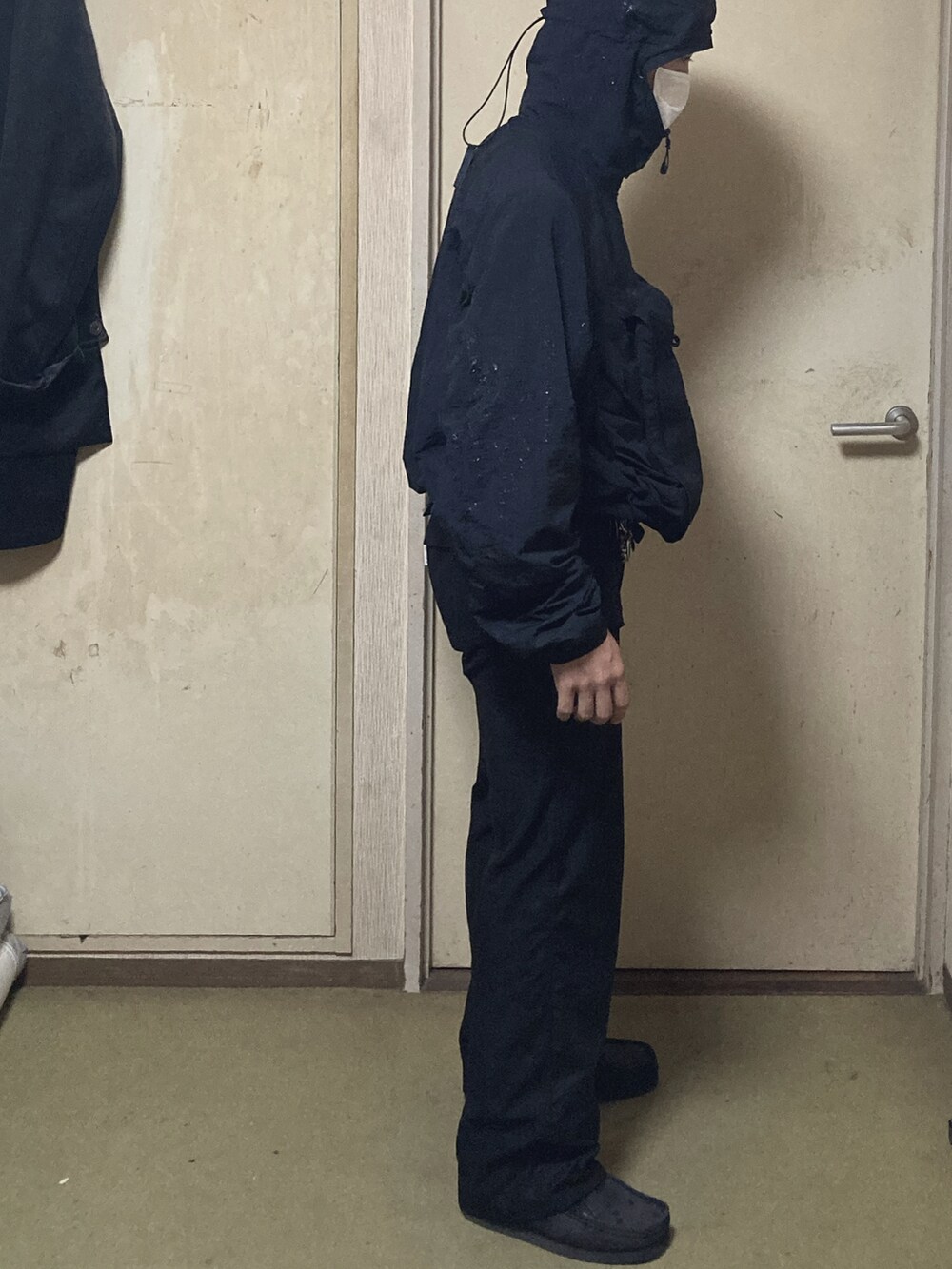 「雨の日コーデ、diaspora skateboards、clarks、muhet、CMF Outdoor Garment」｜「CMF OUTDOOR GARMENTのCMF OUTDOOR GARMENT/シーエムエフ アウトドア ガーメンツ SNUG EXCLUSIVE FISHING JK/エクスクルーシブ フィッシング ナイロンジャケット（ナイロンジャケット、ブラック系）」を使った、Taka→さん（メンズ・165cm）の夏コーディネートの2枚目の写真