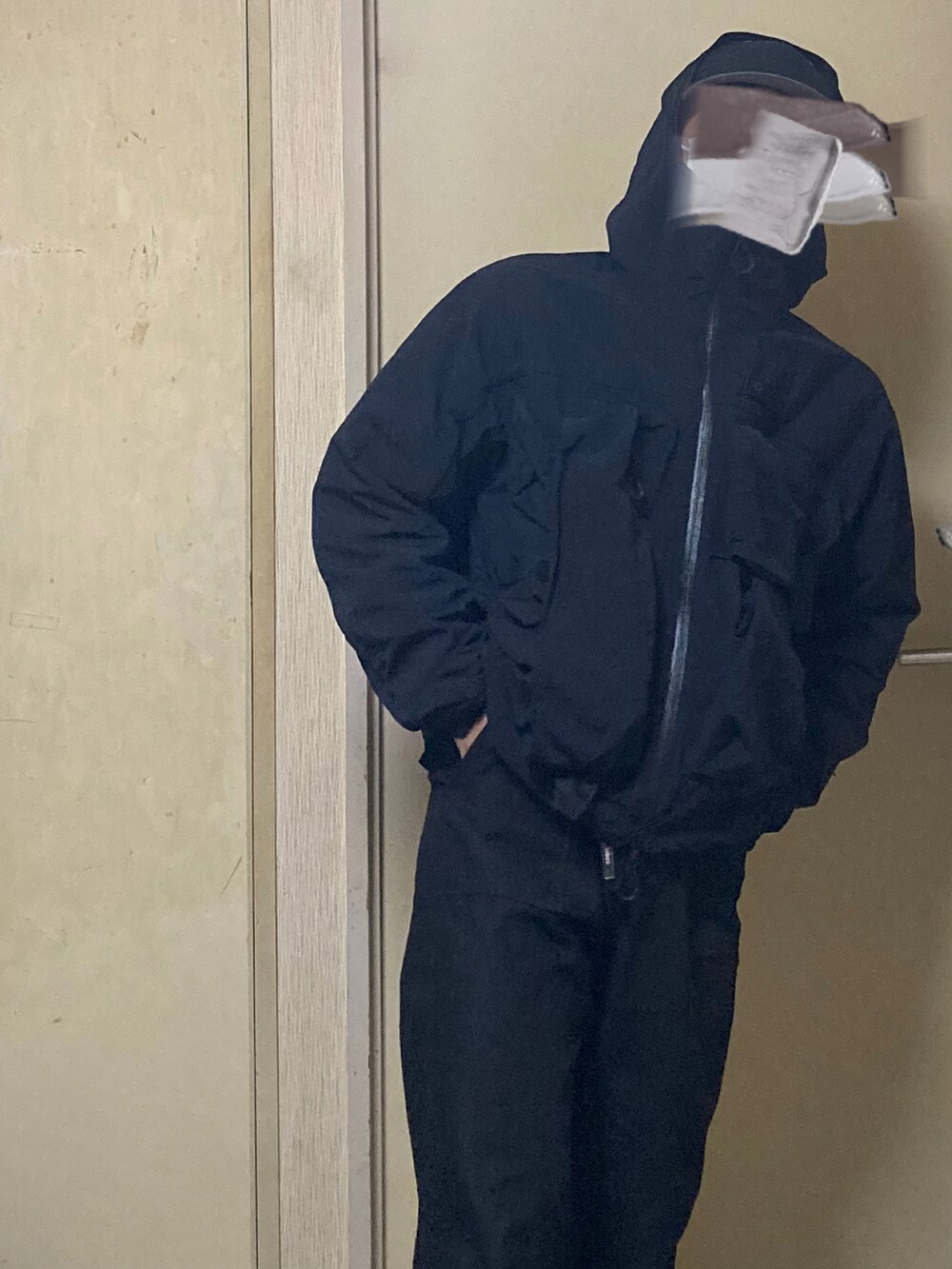 「雨の日コーデ、CMF Outdoor Garment、muhet、Moonstar」｜「CMF OUTDOOR GARMENTのCMF OUTDOOR GARMENT/シーエムエフ アウトドア ガーメンツ SNUG EXCLUSIVE FISHING JK/エクスクルーシブ フィッシング ナイロンジャケット（ナイロンジャケット、ブラック系）」を使った、Taka→さん（メンズ・165cm）の冬コーディネートの2枚目の写真