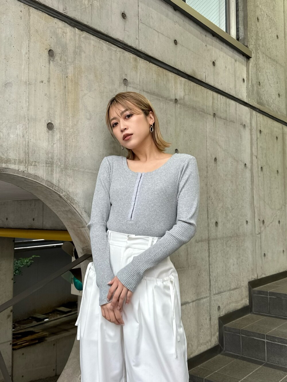 グレー系のTシャツ/カットソー、ホワイト系のその他パンツを着用したレディースの冬コーディネートの2枚目の写真