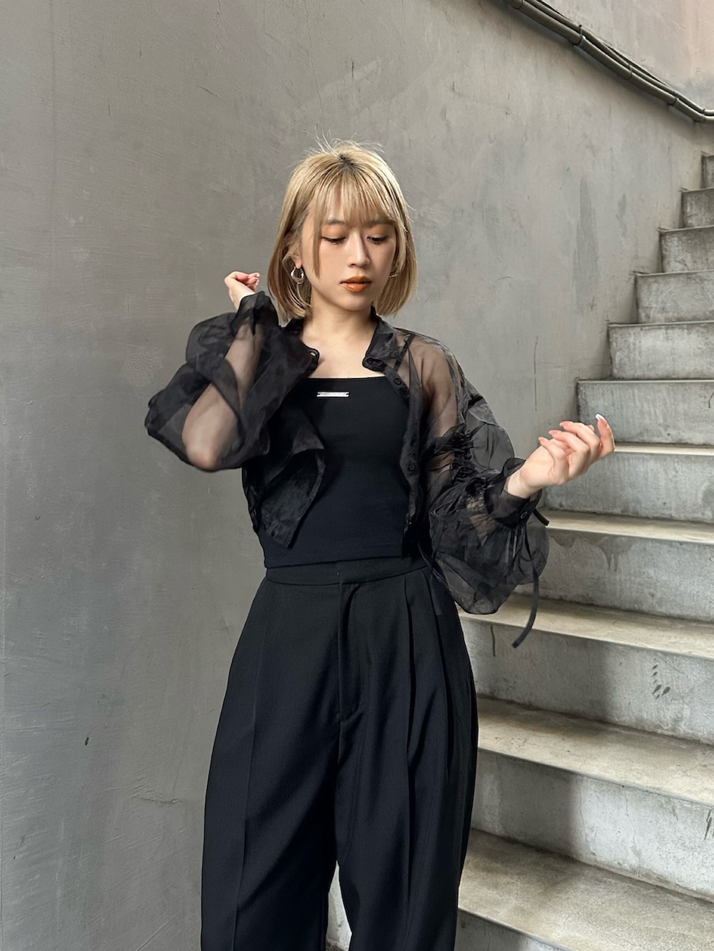 ブラック系のチューブトップ、ブラック系のシャツ/ブラウス、ブラック系のその他パンツを着用したレディースの春コーディネートの3枚目の写真