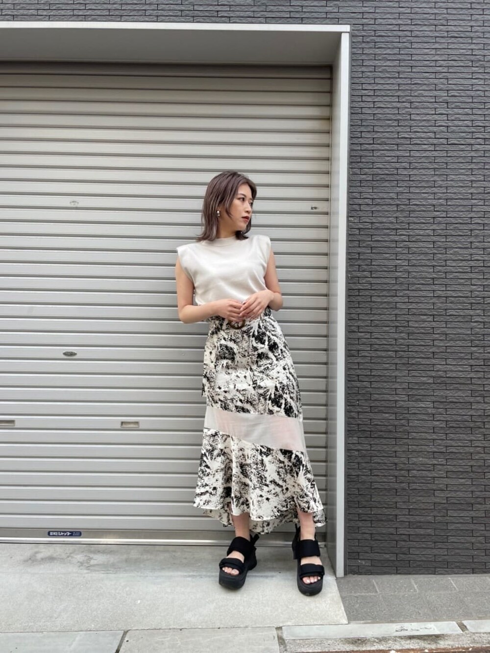 その他のスカート、ブルー系のタンクトップ、ホワイト系のサンダルを着用したレディースの春コーディネートの2枚目の写真