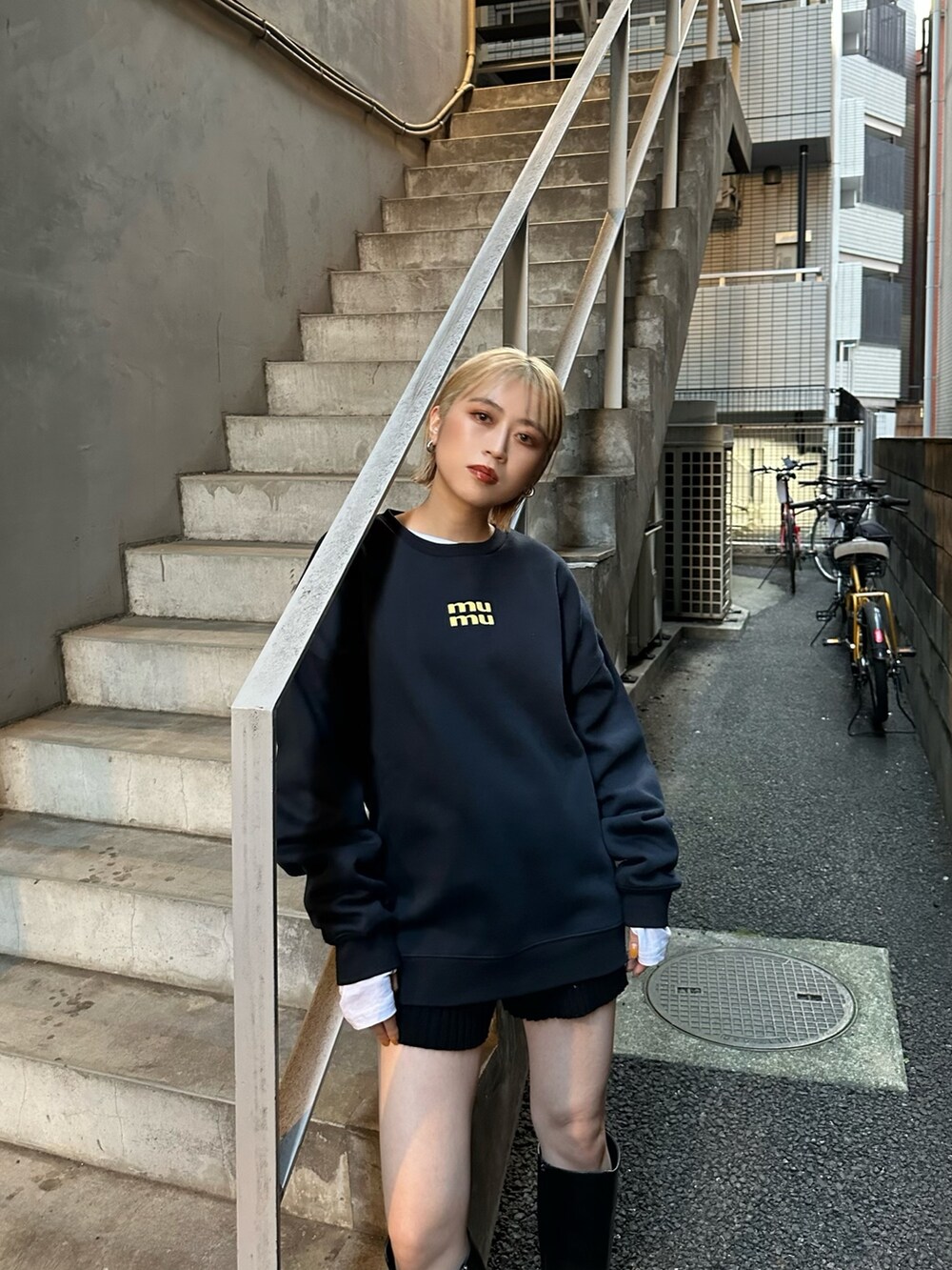 ブルー系のスウェットを着用したレディースの秋コーディネートの2枚目の写真