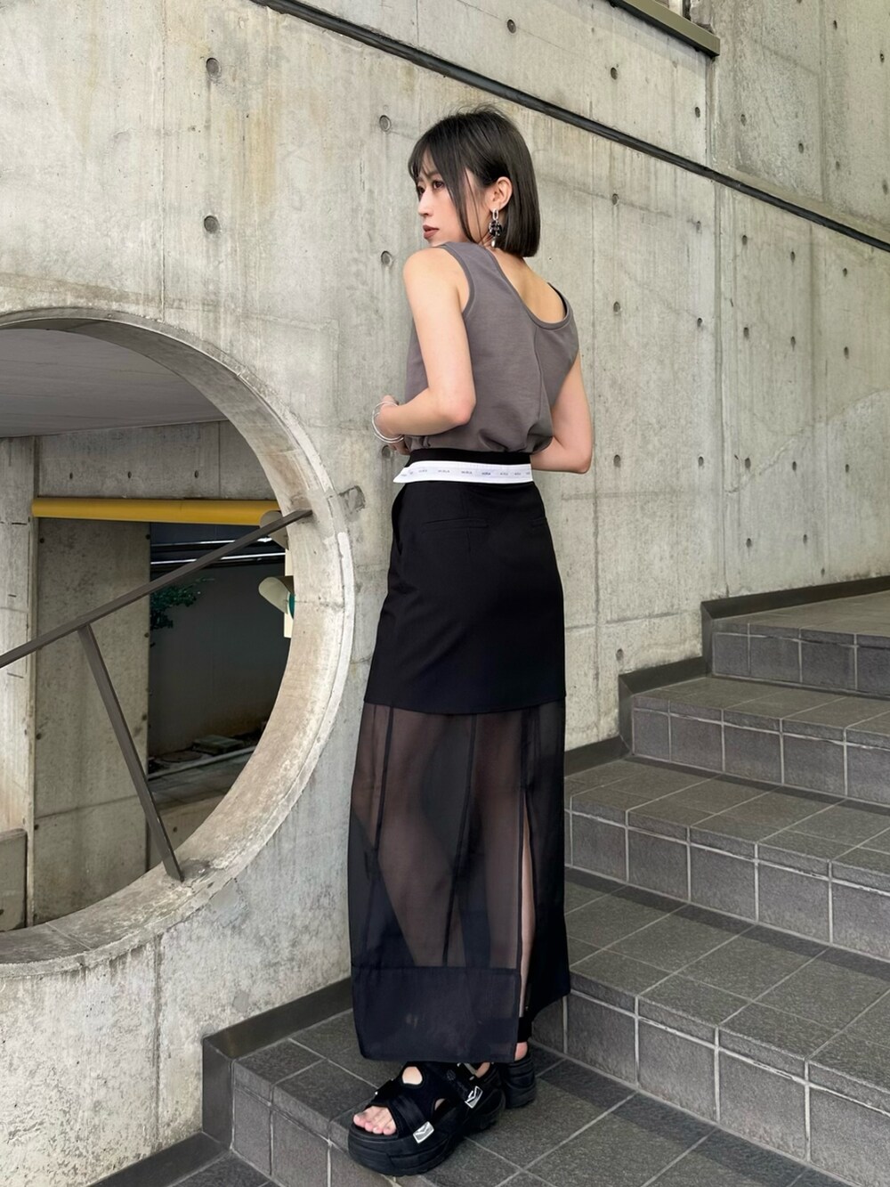 グレー系のタンクトップを着用したレディースの冬コーディネートの2枚目の写真