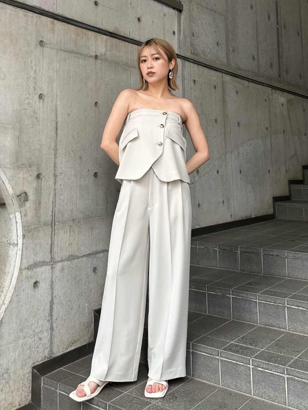 ホワイト系のその他パンツを着用したレディースの冬コーディネートの2枚目の写真