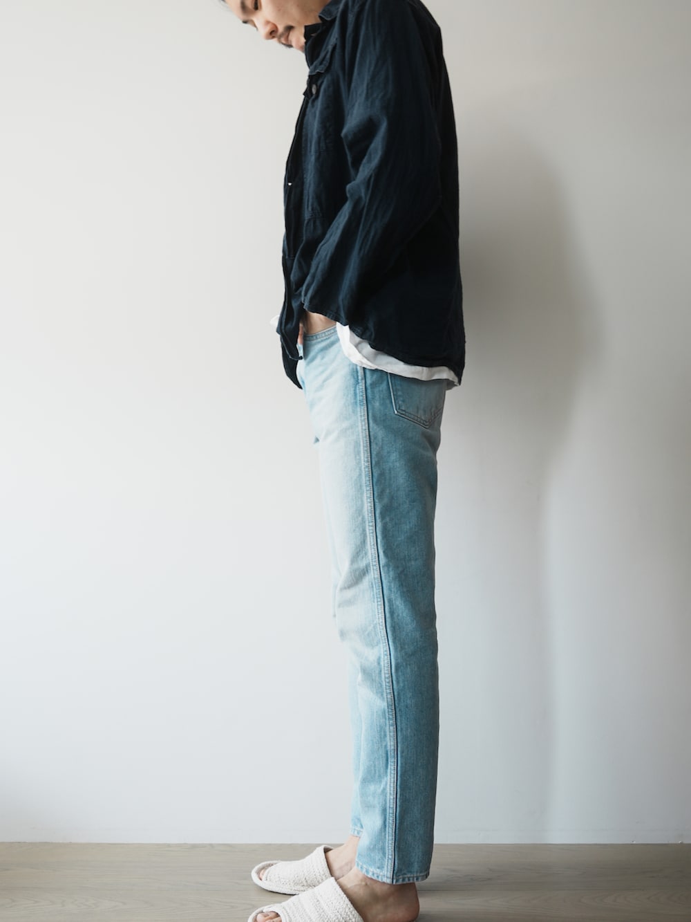 ブルー系のデニムパンツ、ブルー系のシャツ/ブラウス、ホワイト系のTシャツ/カットソーを着用したメンズの春コーディネートの2枚目の写真