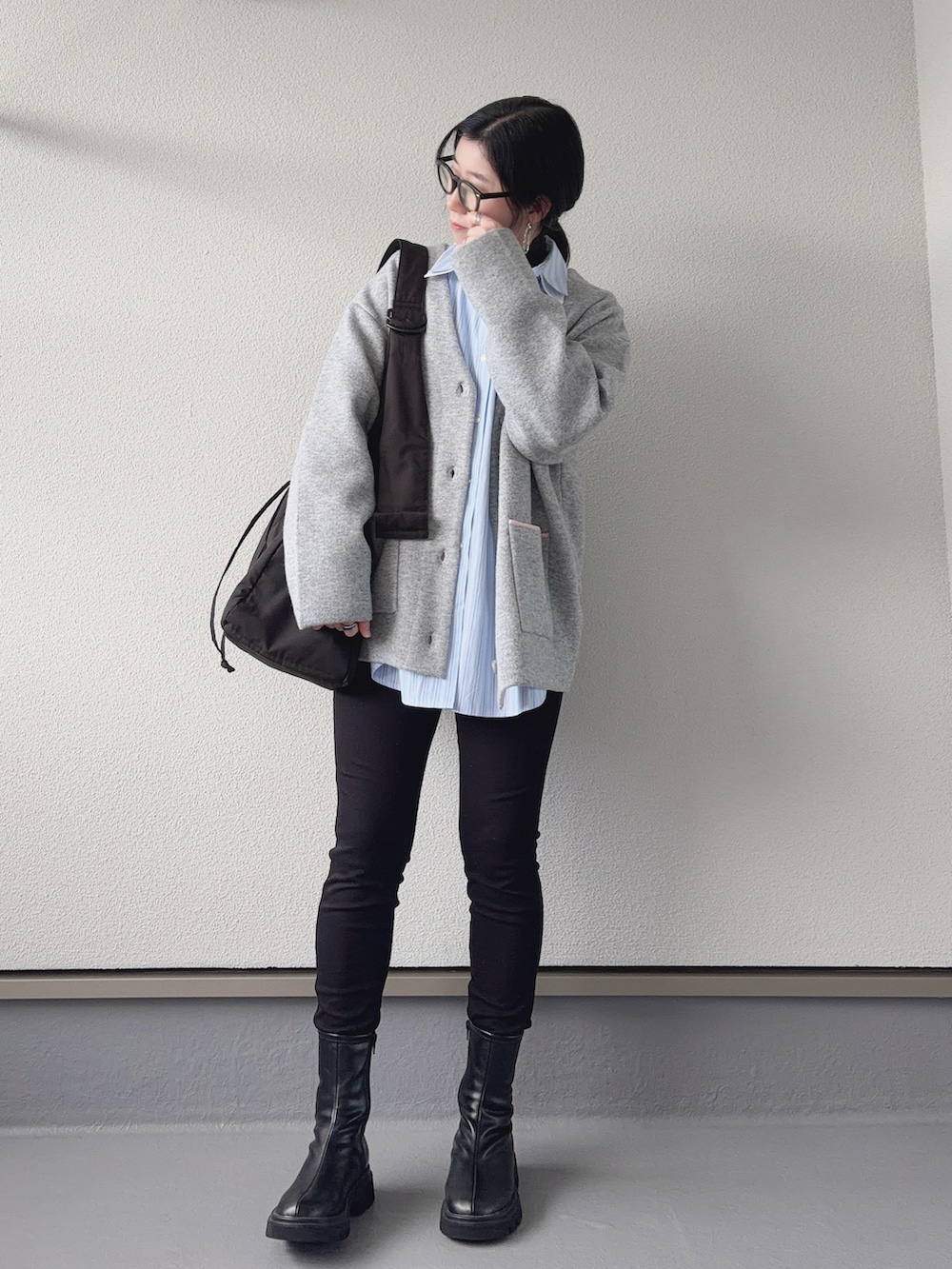 ブルー系のシャツ/ブラウス、グレー系のカーディガン/ボレロ、ブラック系のブーツを着用したレディースの冬コーディネートの4枚目の写真