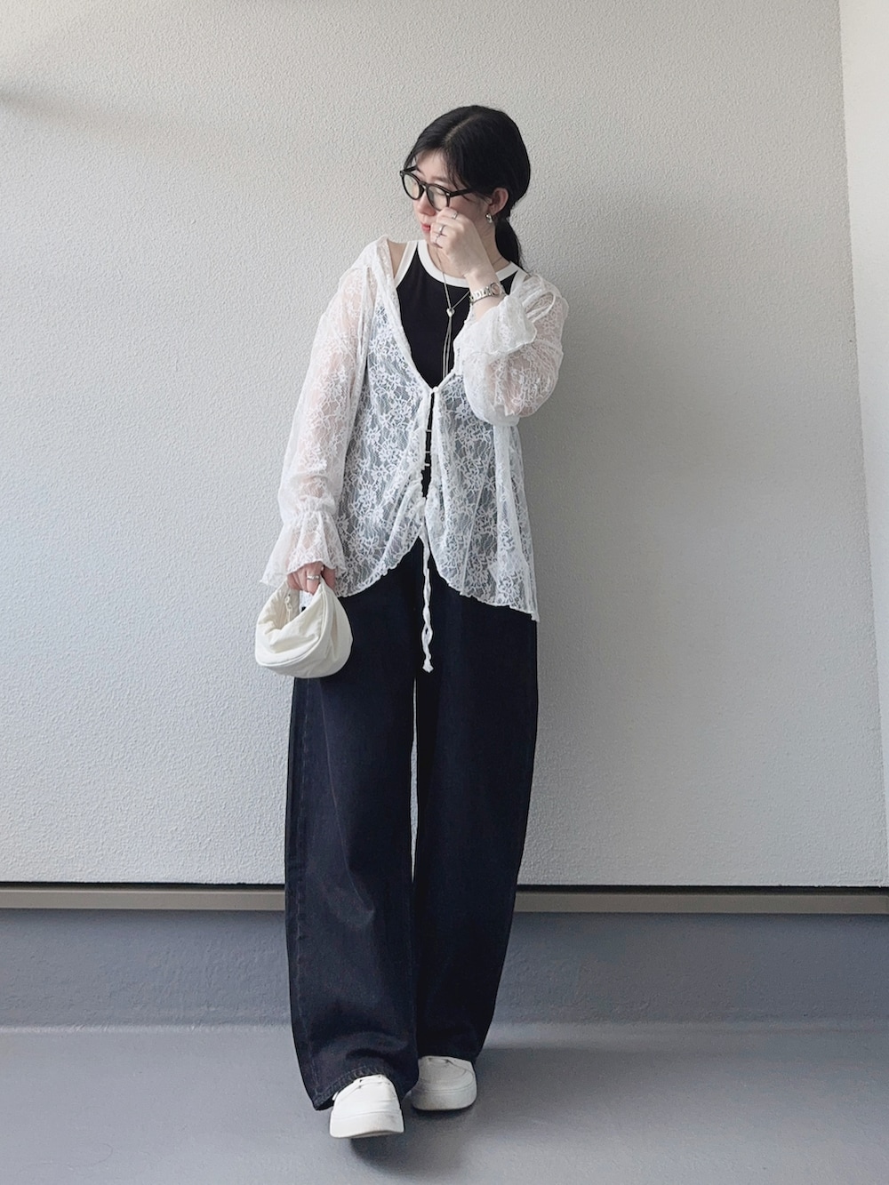 ホワイト系のTシャツ/カットソー、グレー系のデニムパンツ、ブラック系のタンクトップを着用したレディースの夏コーディネートの4枚目の写真