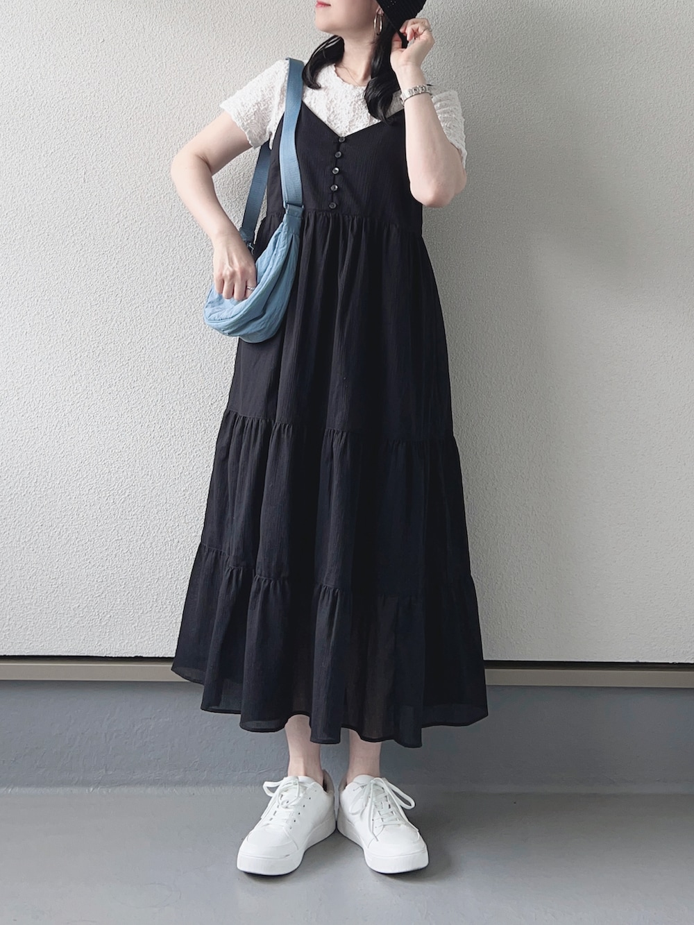 ブラック系のワンピース/ドレス、ホワイト系のTシャツ/カットソー、ブルー系のショルダーバッグを着用したレディースの春コーディネートの3枚目の写真