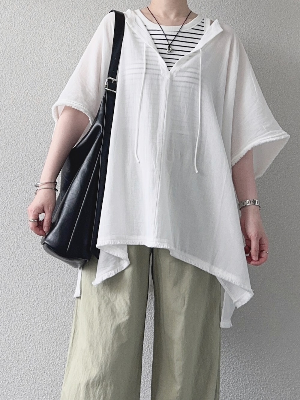 ホワイト系のシャツ/ブラウス、グリーン系のパンツ、ホワイト系のタンクトップを着用したレディースの夏コーディネートの3枚目の写真