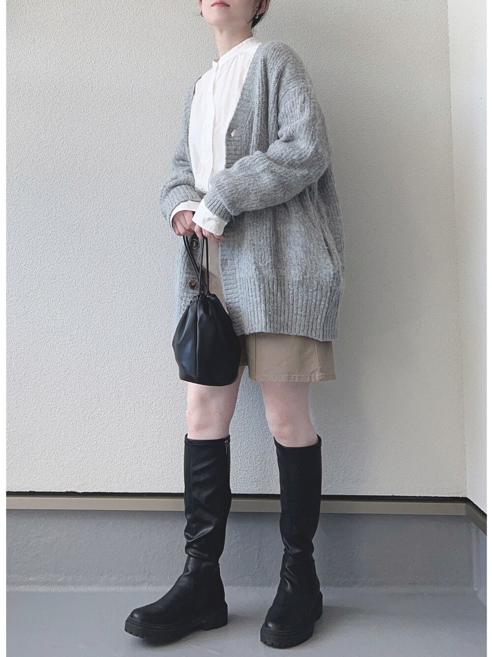 グレー系のカーディガン/ボレロ、ホワイト系のシャツ/ブラウス、ベージュ系のその他パンツを着用したレディースの秋コーディネートの3枚目の写真