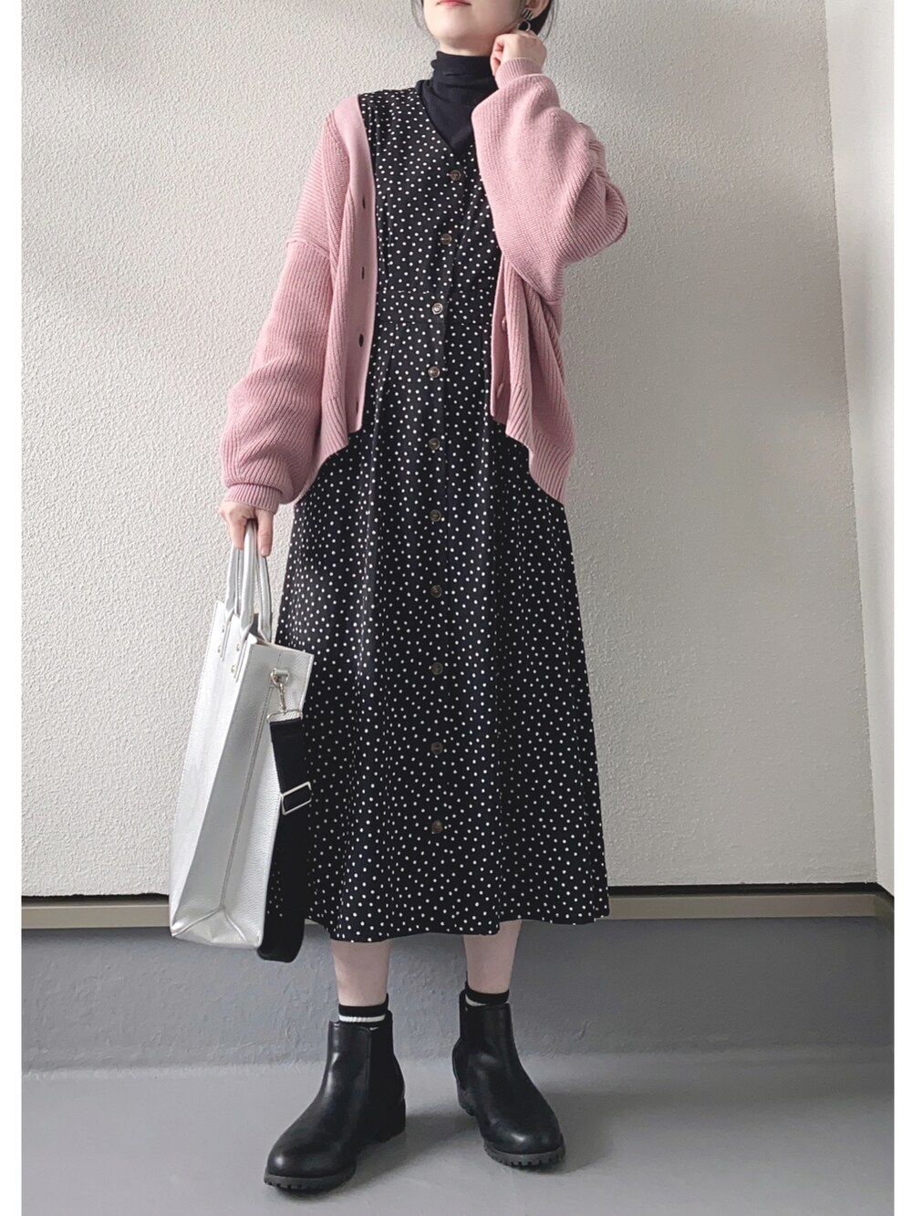 ピンク系のカーディガン/ボレロ、ブラック系のワンピース、ブラック系のTシャツ/カットソーを着用したレディースの春コーディネートの3枚目の写真