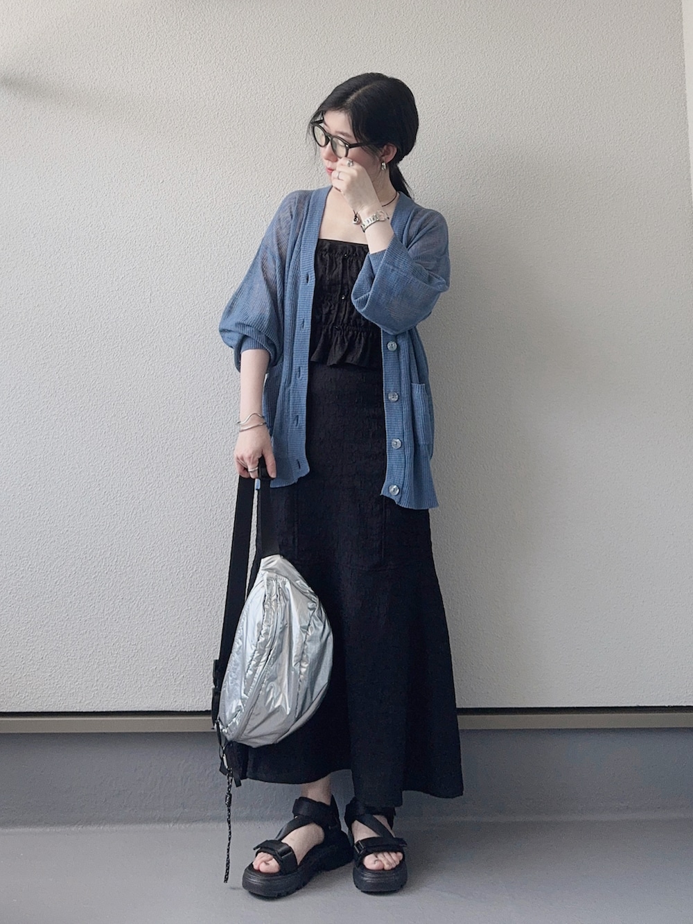 ブルー系のカーディガン/ボレロ、ブラック系のワンピース、シルバー系のボディバッグ/ウエストポーチを着用したレディースの夏コーディネートの4枚目の写真