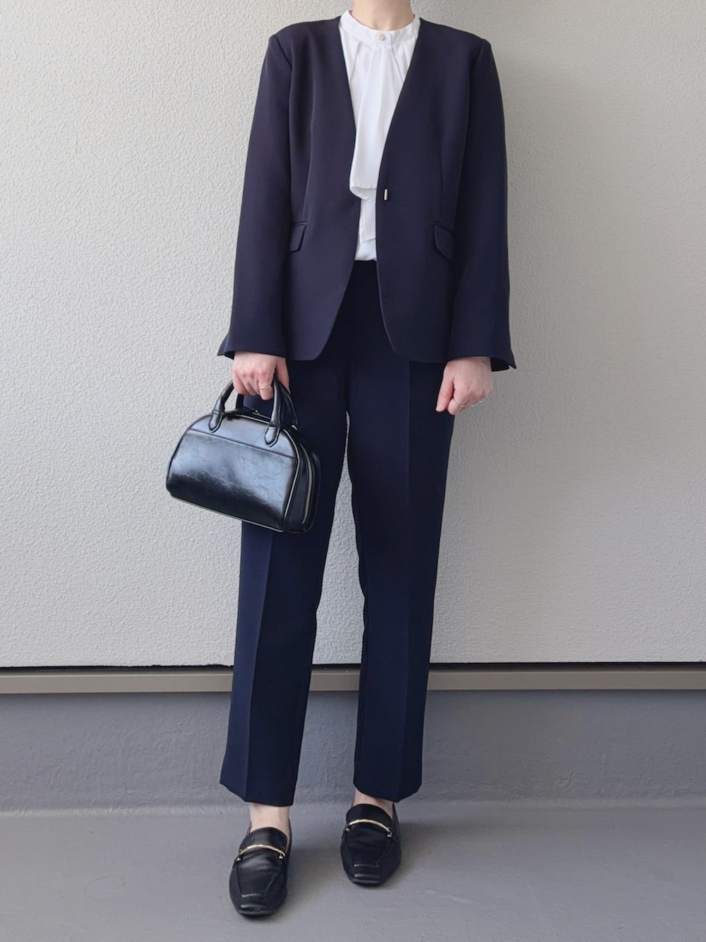 ブルー系のノーカラージャケット、ブルー系のその他パンツ、ホワイト系のシャツ/ブラウスを着用したレディースの冬コーディネートの3枚目の写真