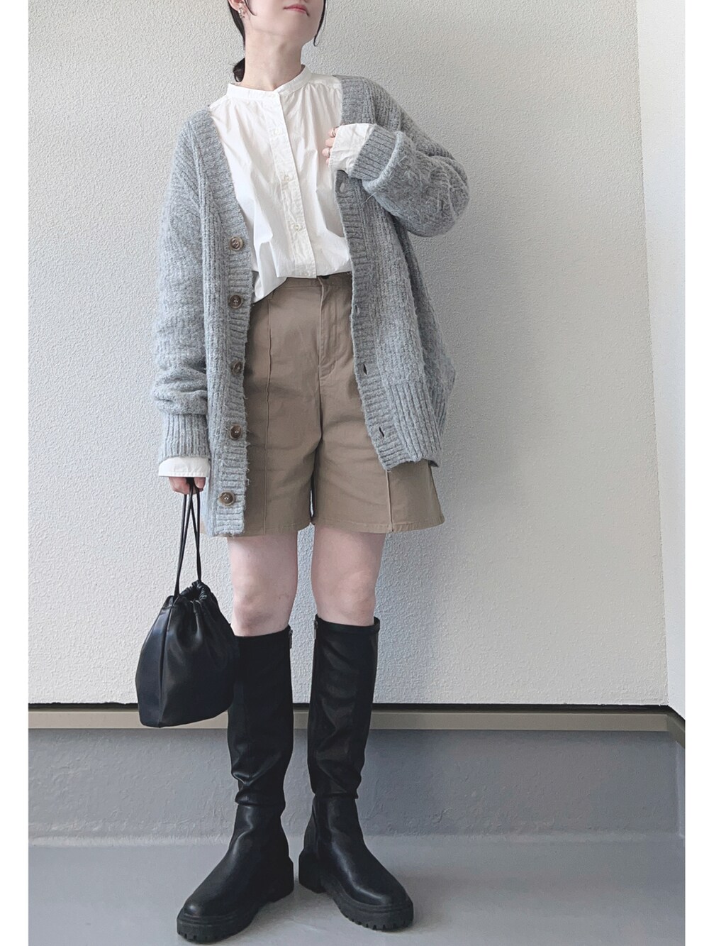 グレー系のカーディガン/ボレロ、ホワイト系のシャツ/ブラウス、ベージュ系のその他パンツを着用したレディースの秋コーディネートの2枚目の写真