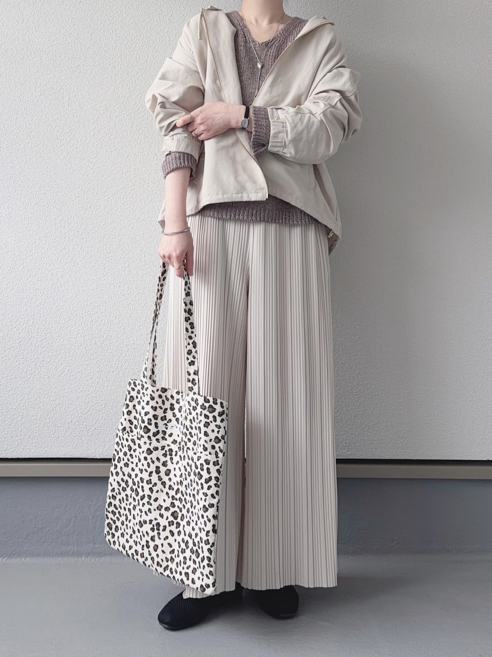 ホワイト系のマウンテンパーカー、ベージュ系のその他パンツ、ブラック系のパンプスを着用したレディースの春コーディネートの3枚目の写真