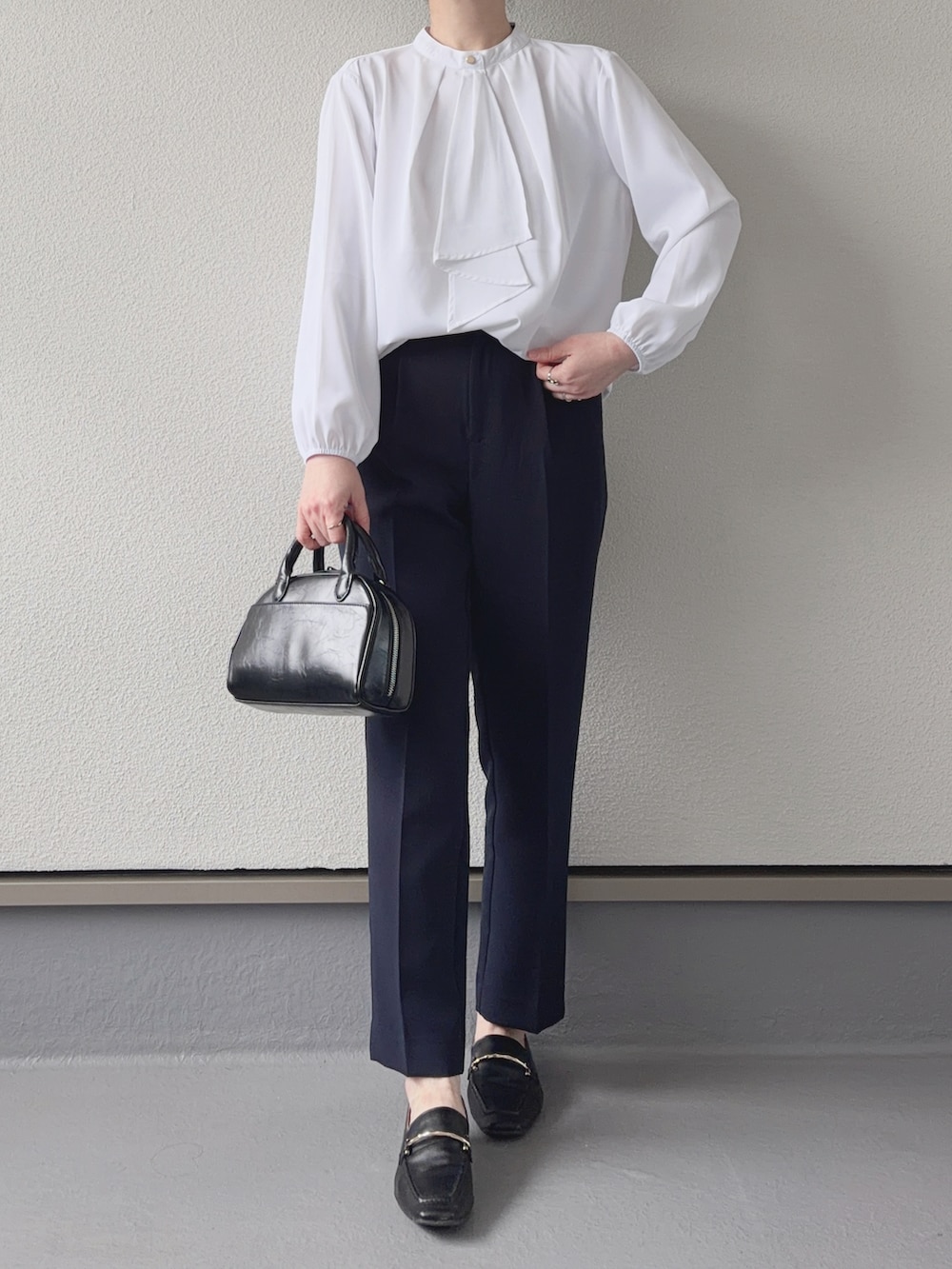 ホワイト系のシャツ/ブラウス、ブルー系のその他パンツ、ブラック系のショルダーバッグを着用したレディースの冬コーディネートの2枚目の写真